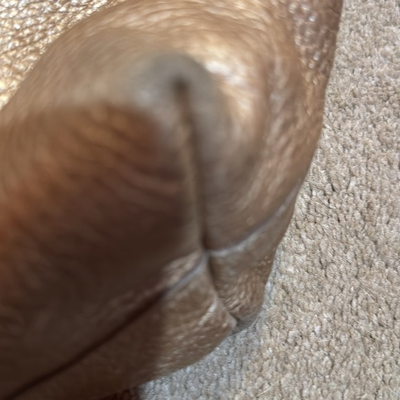 Prada tote bag with detachable crossbody strap in gold leather. - Picture 7 of 7